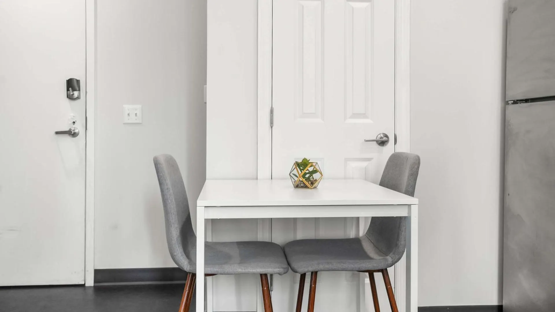 CozySuites Stunning 1BR in Downtown Pitts #17 Pittsburgh Apartment