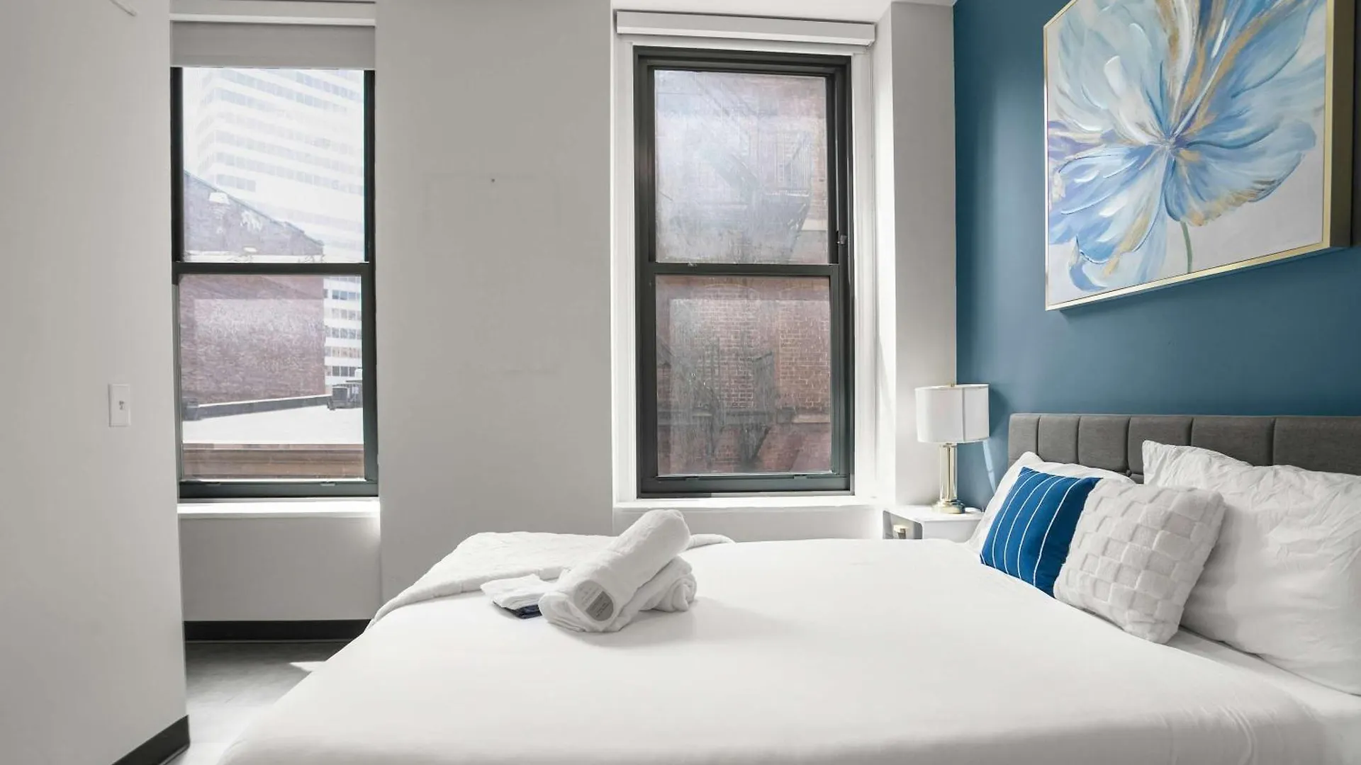 CozySuites Stunning 1BR in Downtown Pitts #17 Pittsburgh Apartment